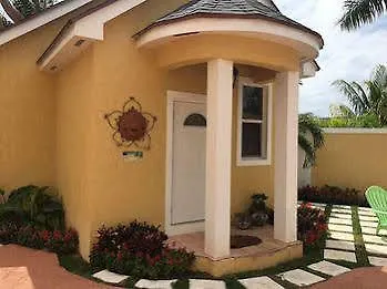 Brownstone 1 Hotel Nassau 3*,