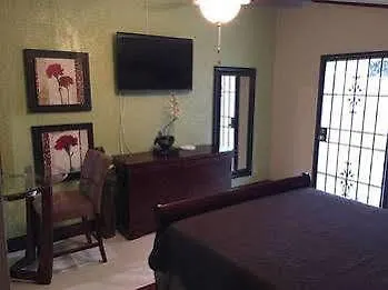 Brownstone 1 Hotel Nassau Guest house