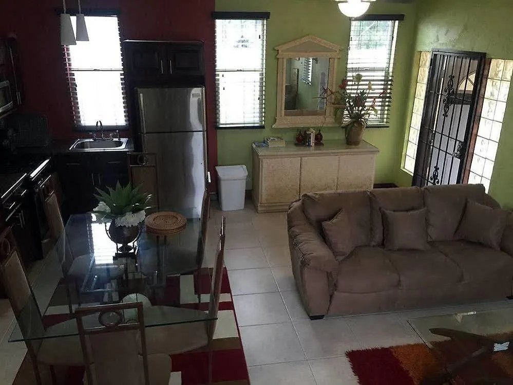 *** Guest house Brownstone 1 Hotel Nassau Bahamas